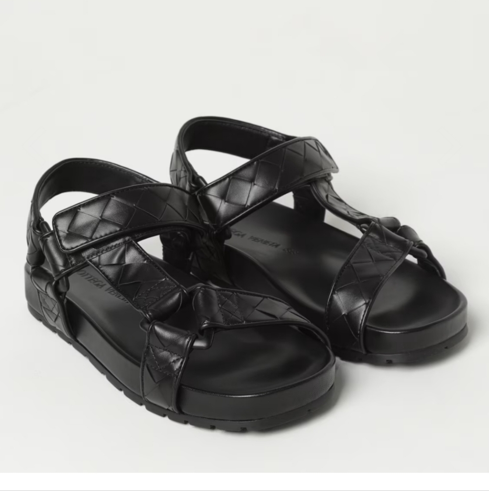 Bottega Veneta. Trip Flat Sandal. Black Size 37